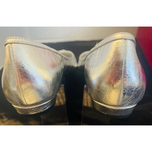TORY BURCH
Double T Buckle Pointed-toe Flat In Shiny Silver Women’s Size 10M New - Picture 5 of 11
